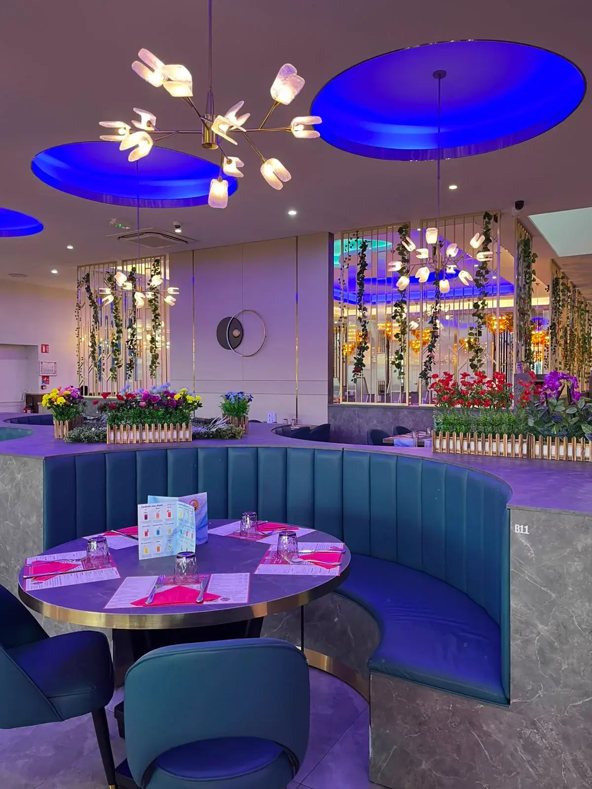 Banquette ronde et décoration florale chez Top Wok