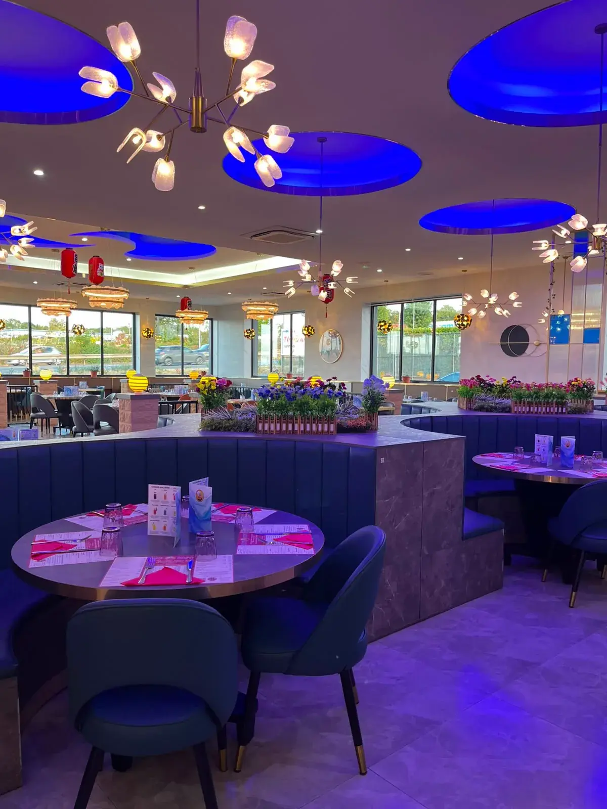Vue des banquettes fleuries dans la salle de Top Wok
