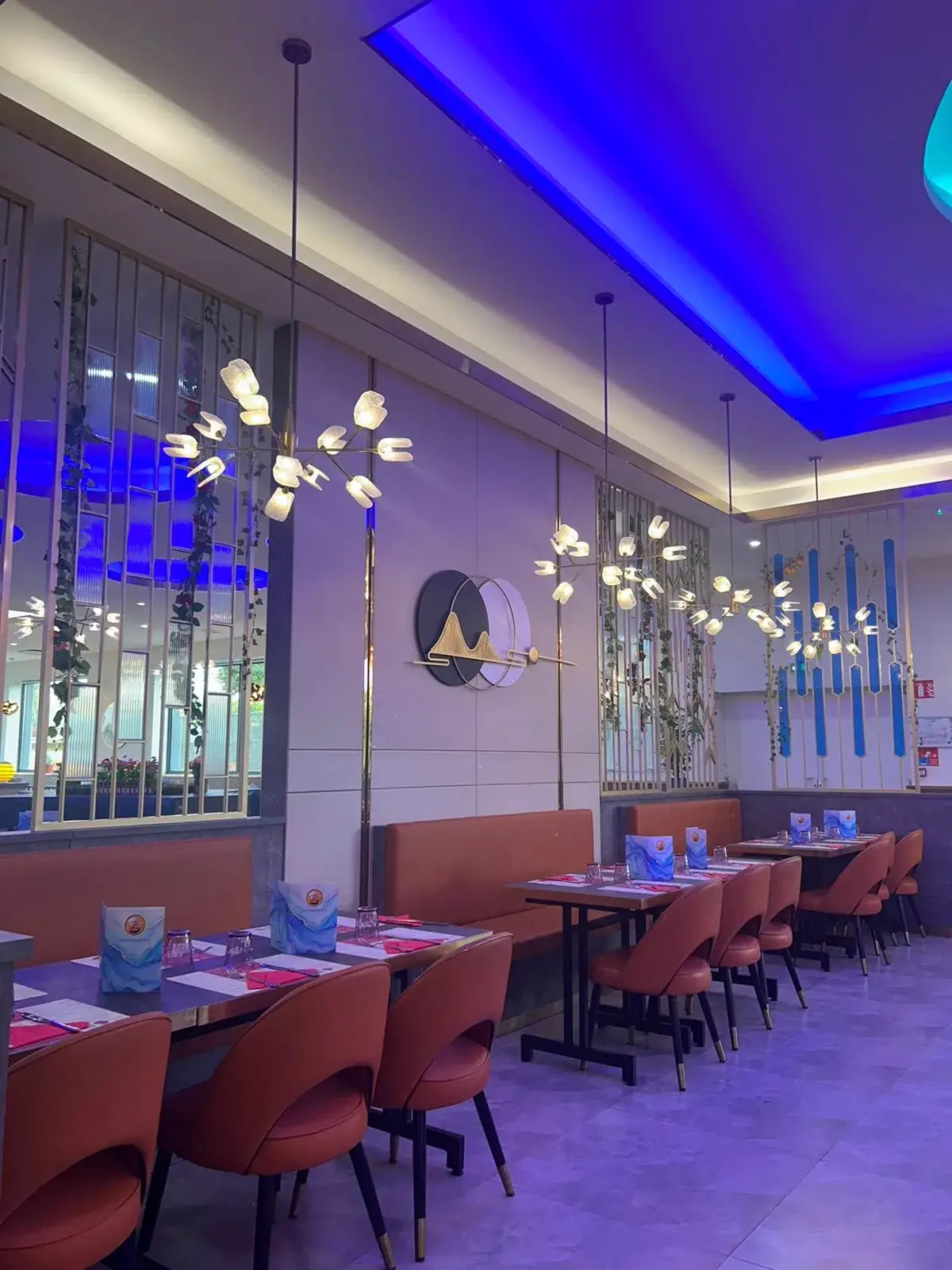 Banquettes orange et luminaires contemporains de Top Wok