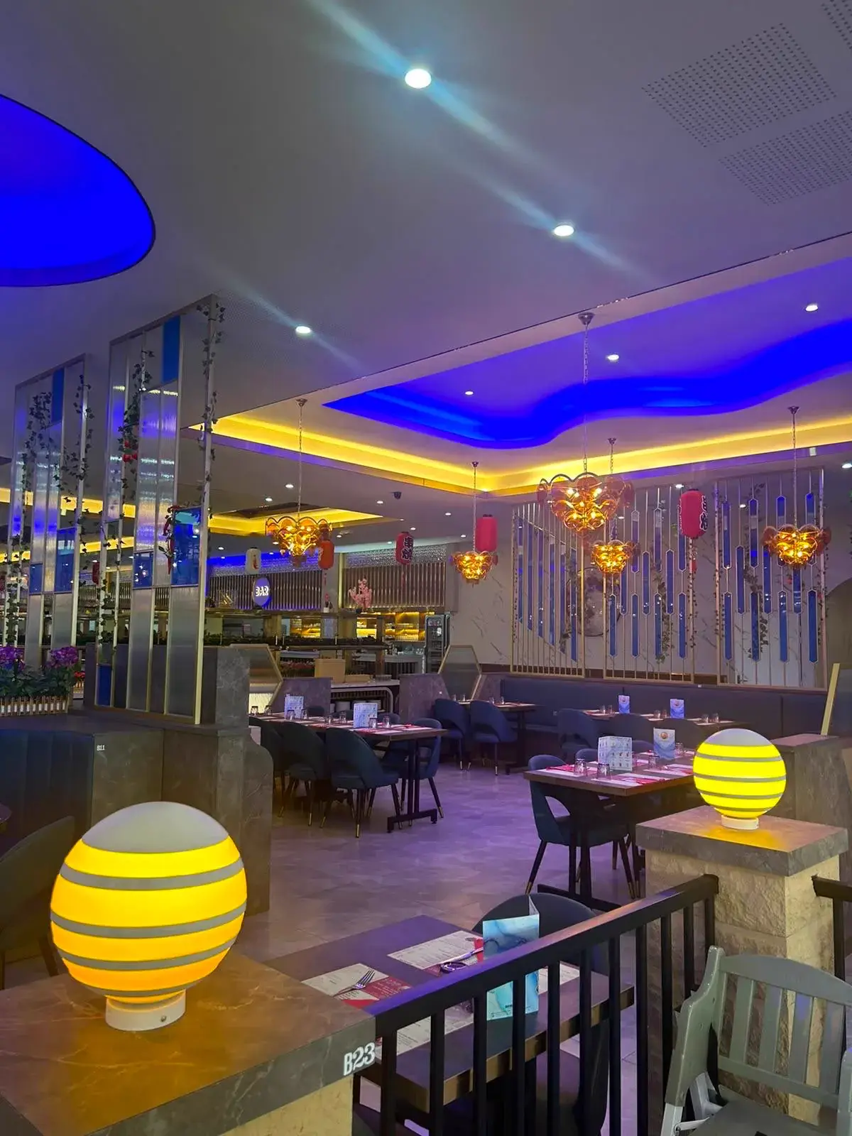 Salle de Top Wok avec ses lanternes jaunes