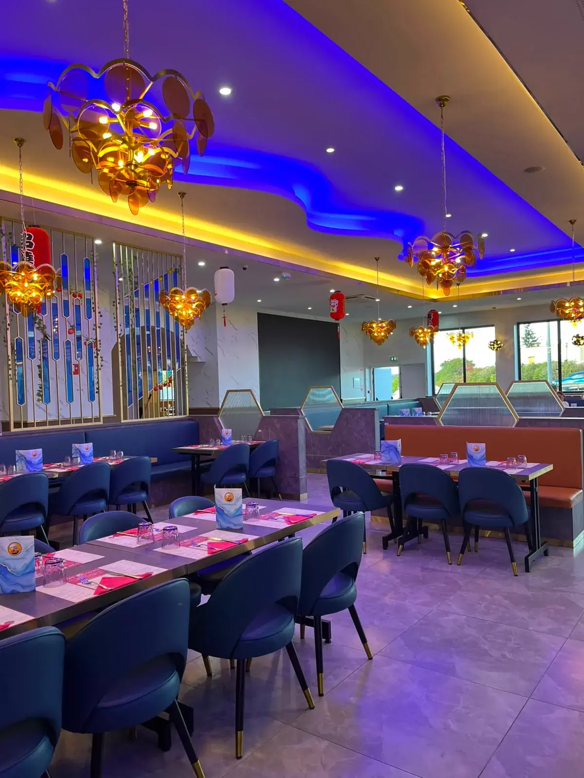 Salle de Top Wok éclairée de bleu et de jaune