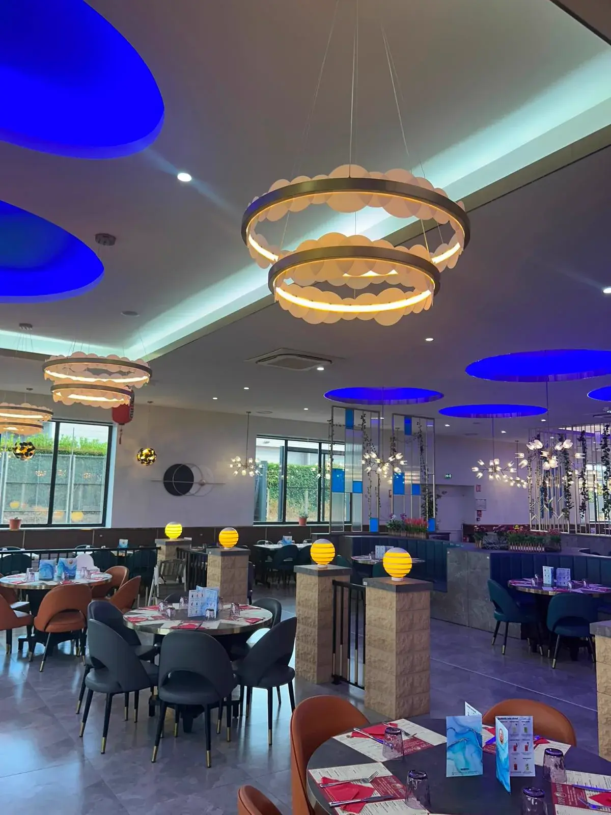 Vue ouverte de la salle et des luminaires de Top Wok