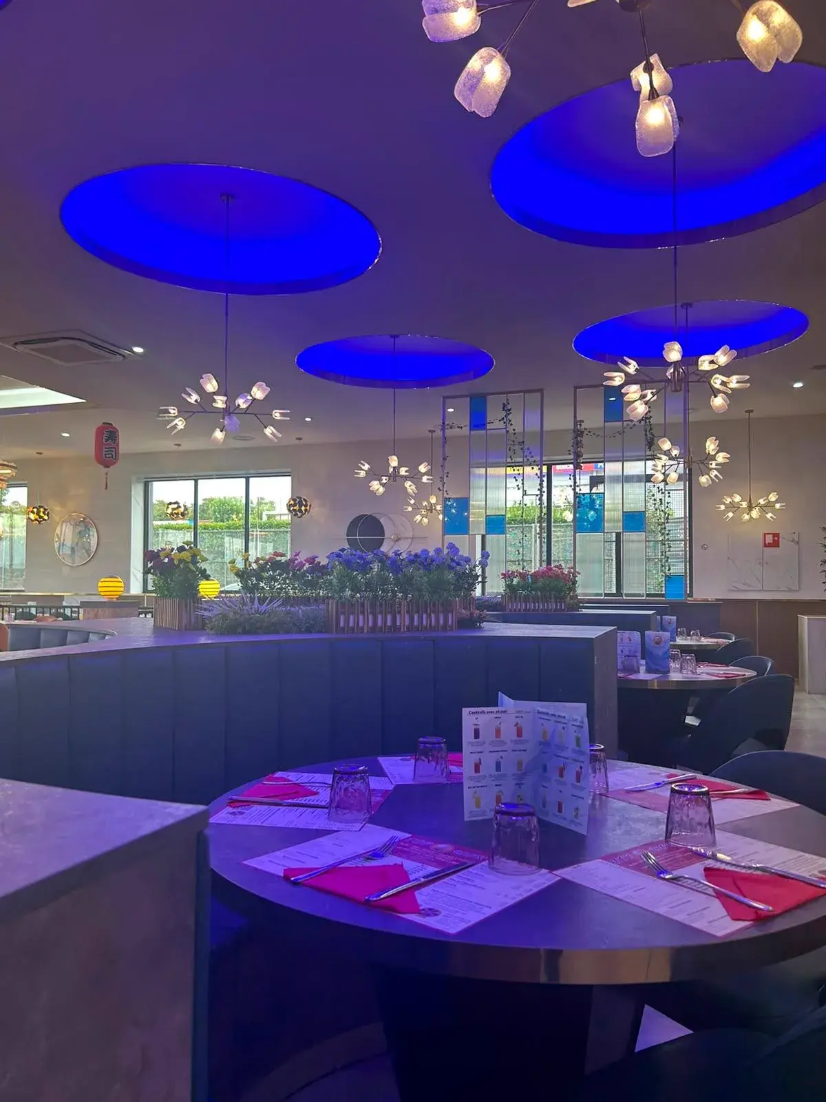 Table ronde entourée de fleurs dans la salle de Top Wok