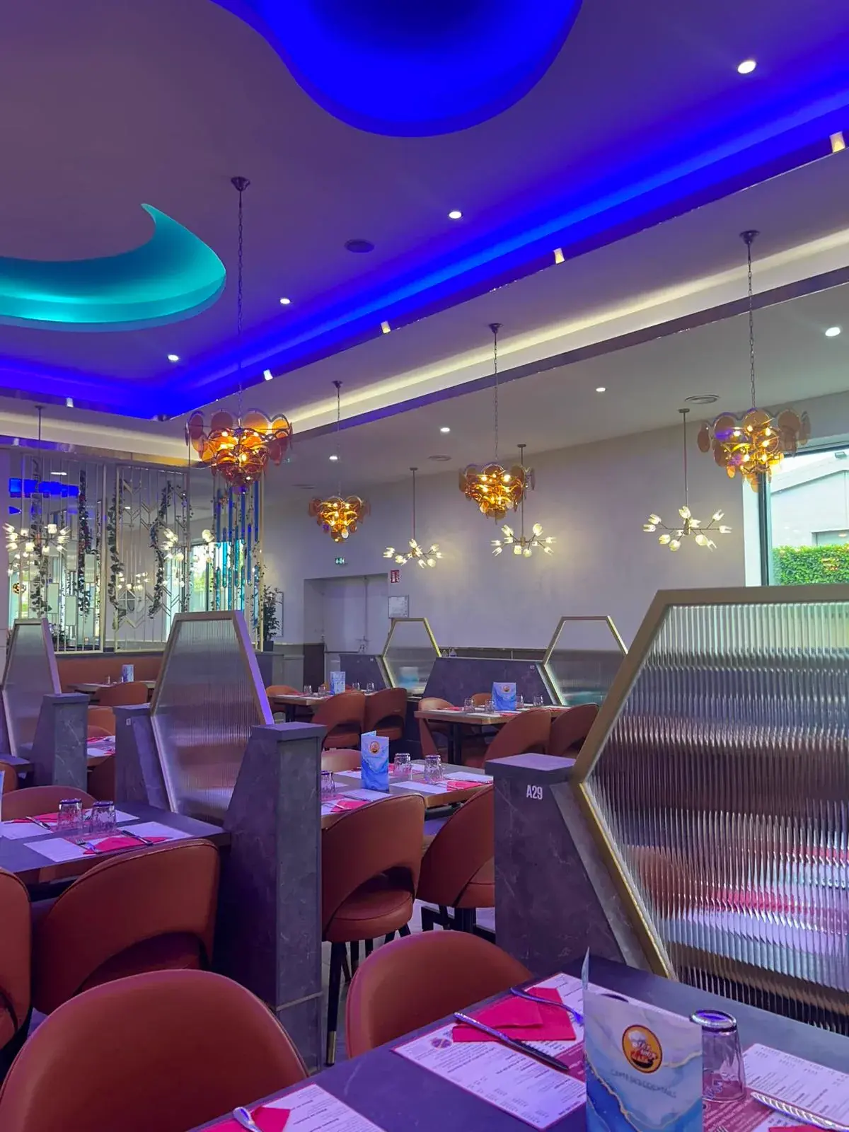 Tables dressées sous les lanternes de Top Wok