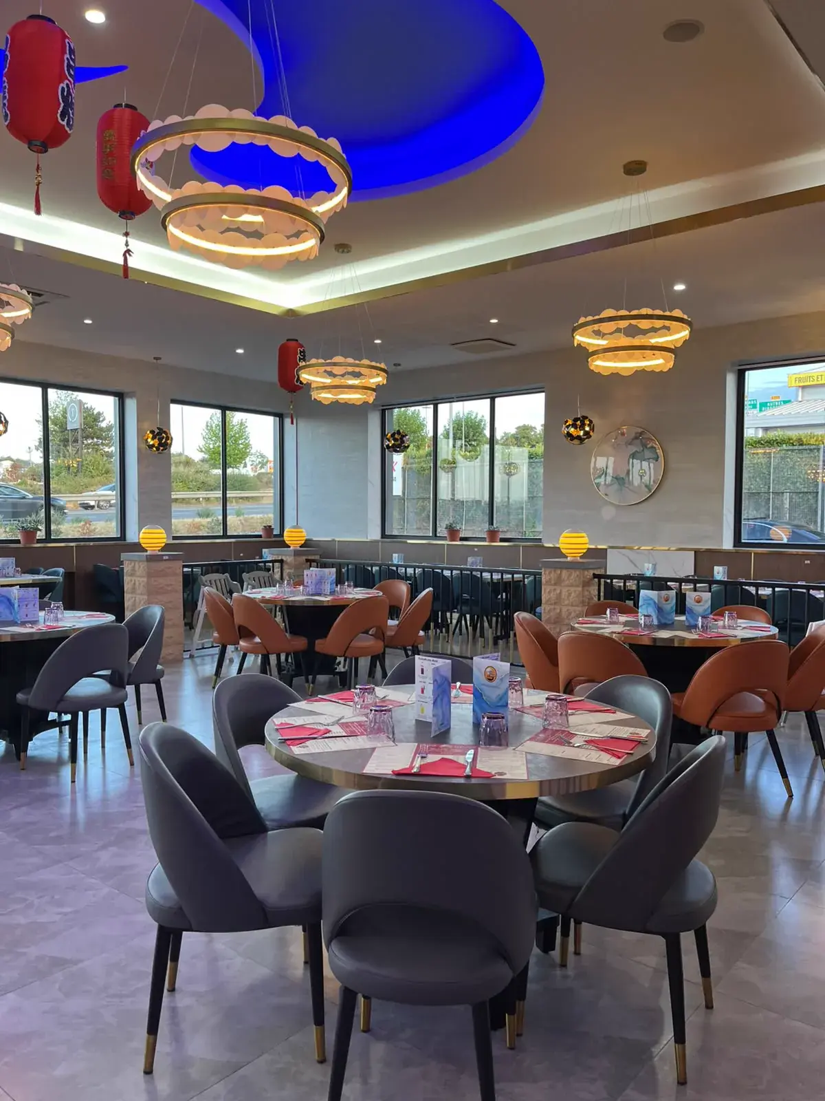 Tables rondes près des grandes baies vitrées de Top Wok