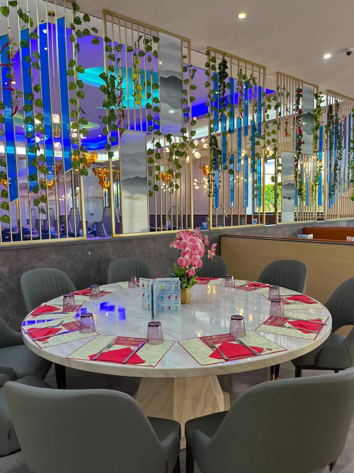 Table ronde dressée et décorée d’orchidées chez Top Wok
